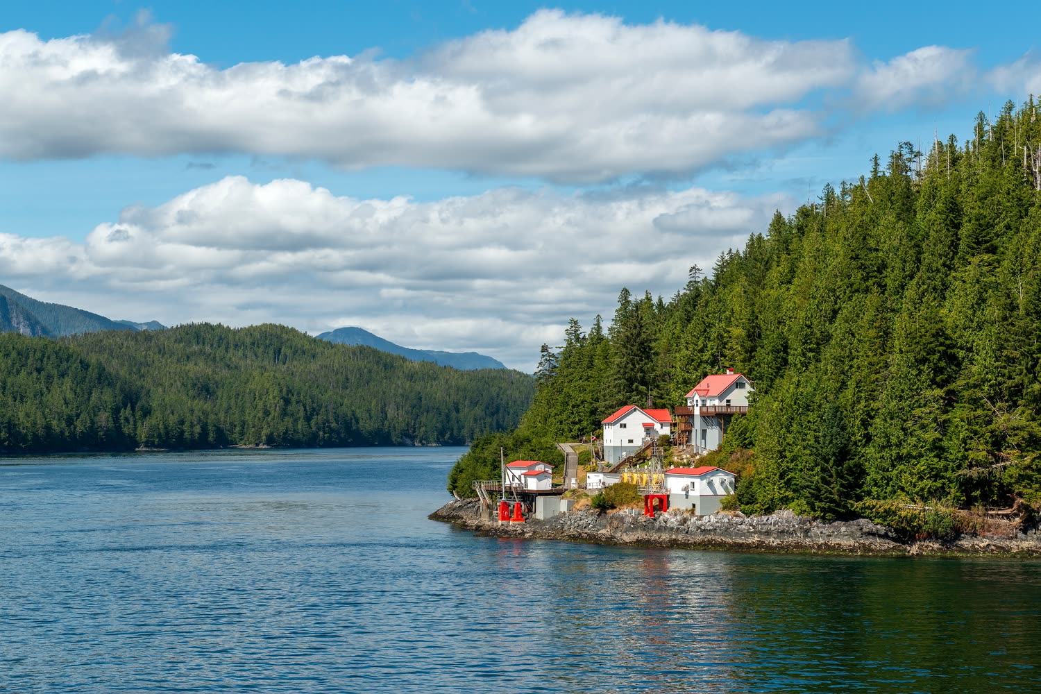 Verschlungene Seewege durch den Küstenregenwald — Foto: Shutterstock