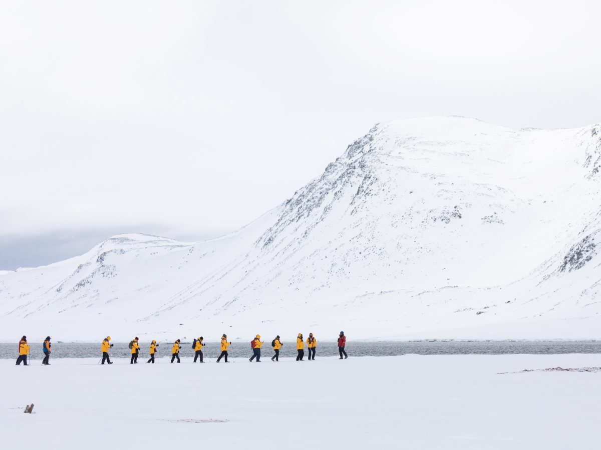 Wanderung über unberührten Schnee