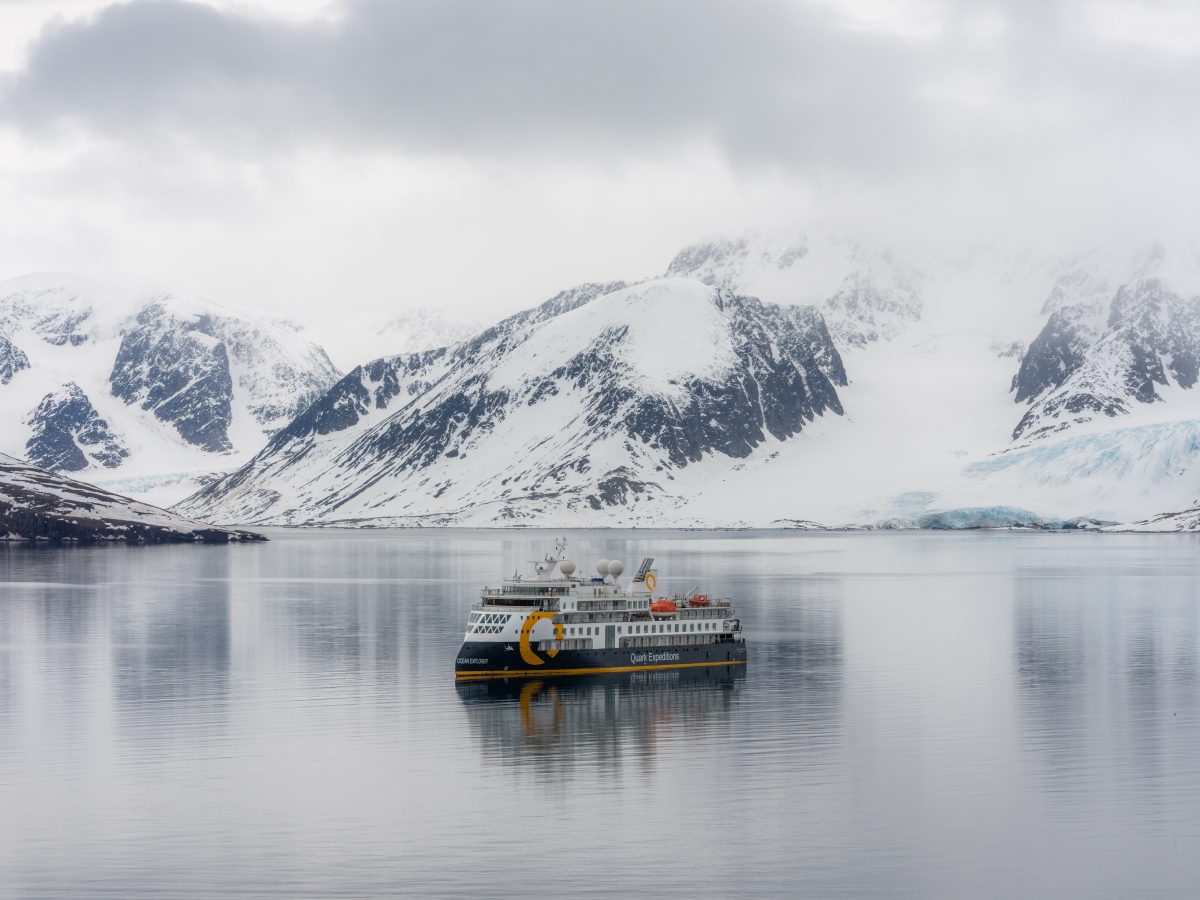 Ocean Explorer im verschneiten Fjord