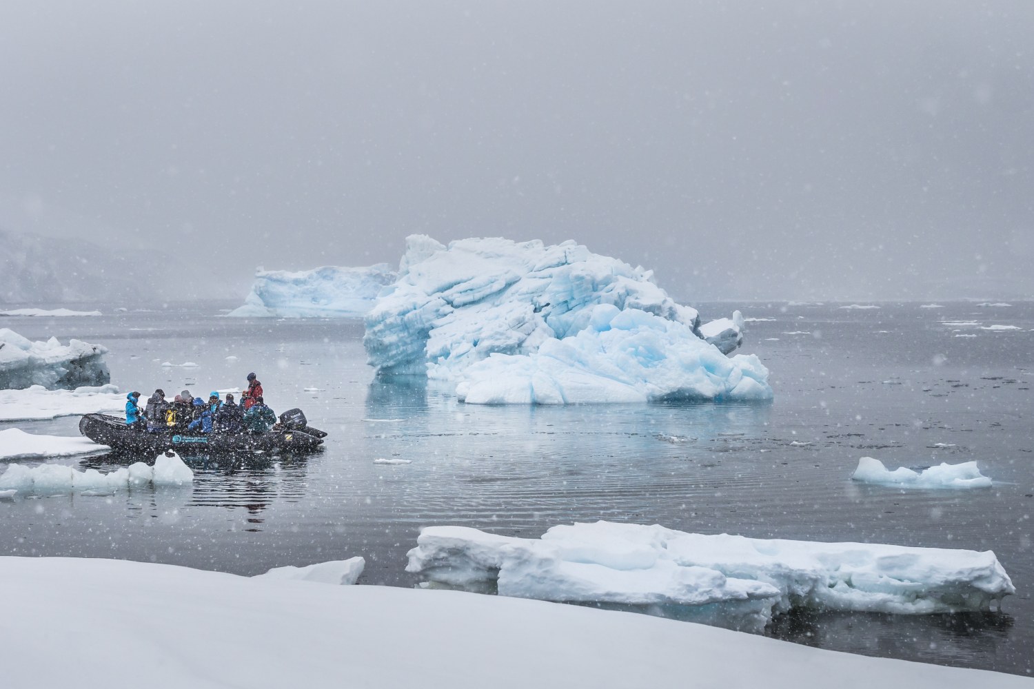 Zodiac-Tour entlang der Eiskuesten — Foto: Oceanwide Expeditions