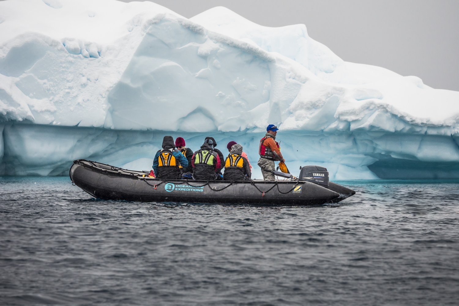 Zodiac-Tour entlang der Eiskuesten — Foto: Oceanwide Expeditions