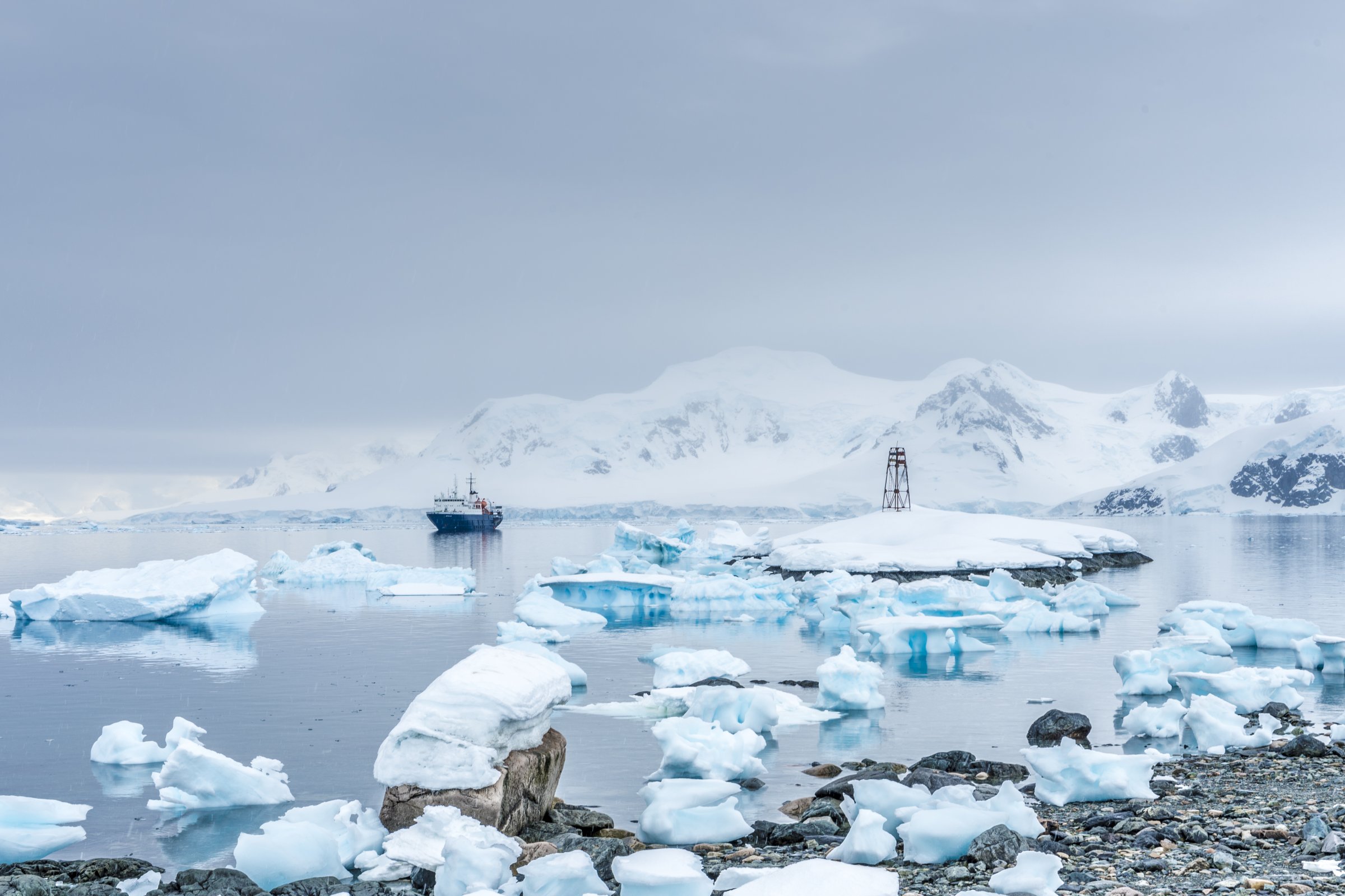 MS Ortelius im Packeis — Foto: Oceanwide Expeditions