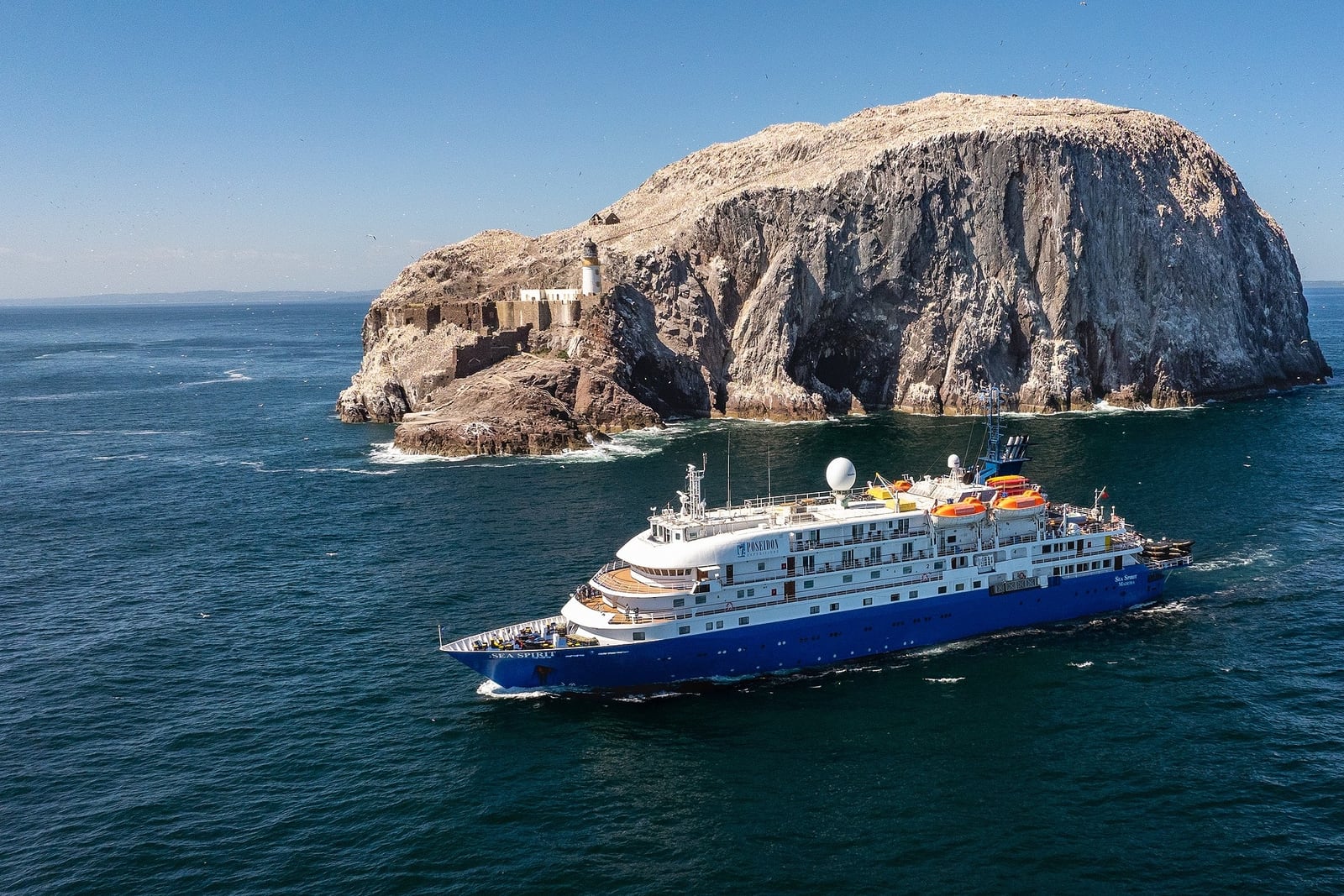 MS Sea Spirit vor Anker — Foto: Poseidon Expeditions
