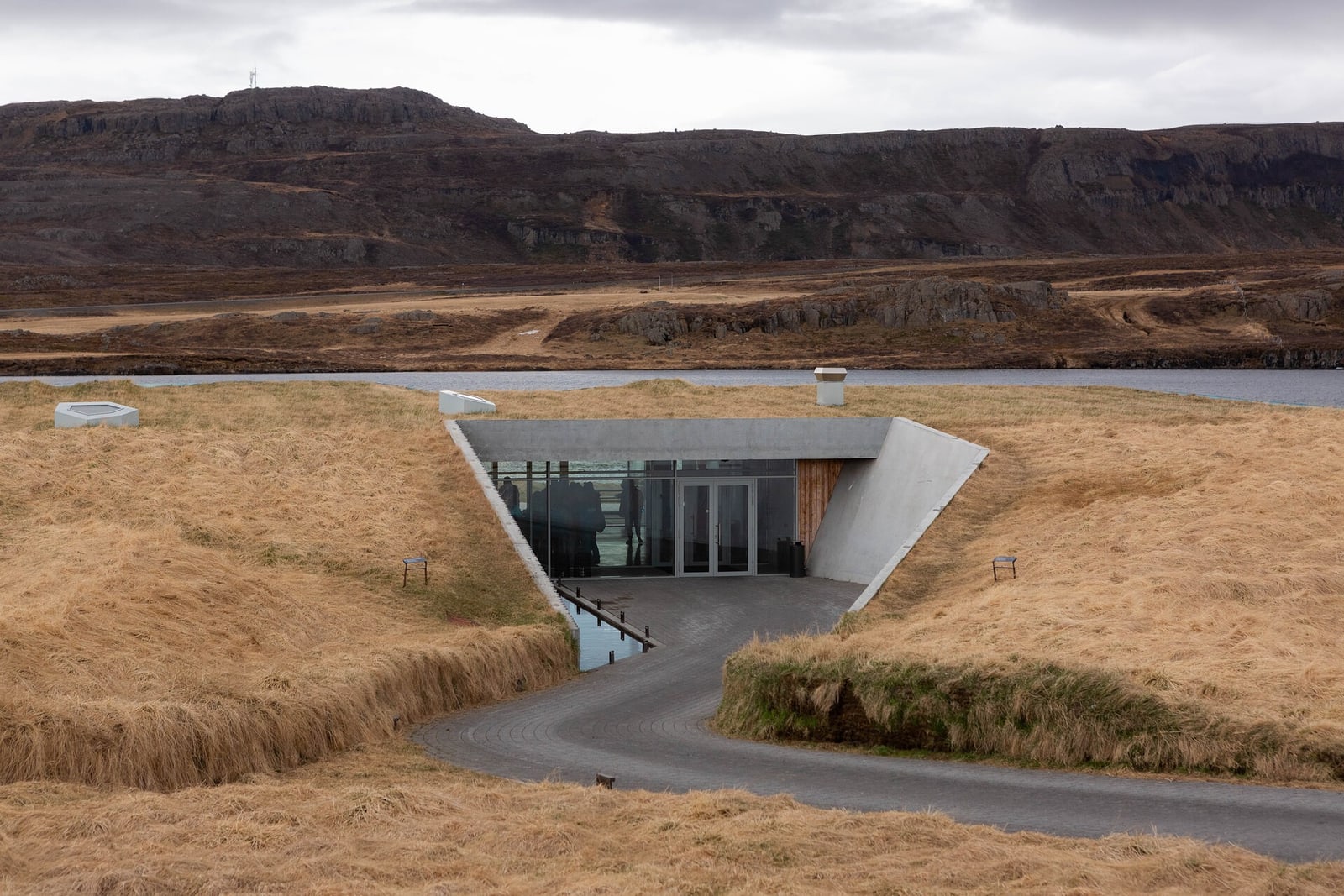 Moderne Island-Architektur in der Landschaft — Foto: Poseidon Expeditions